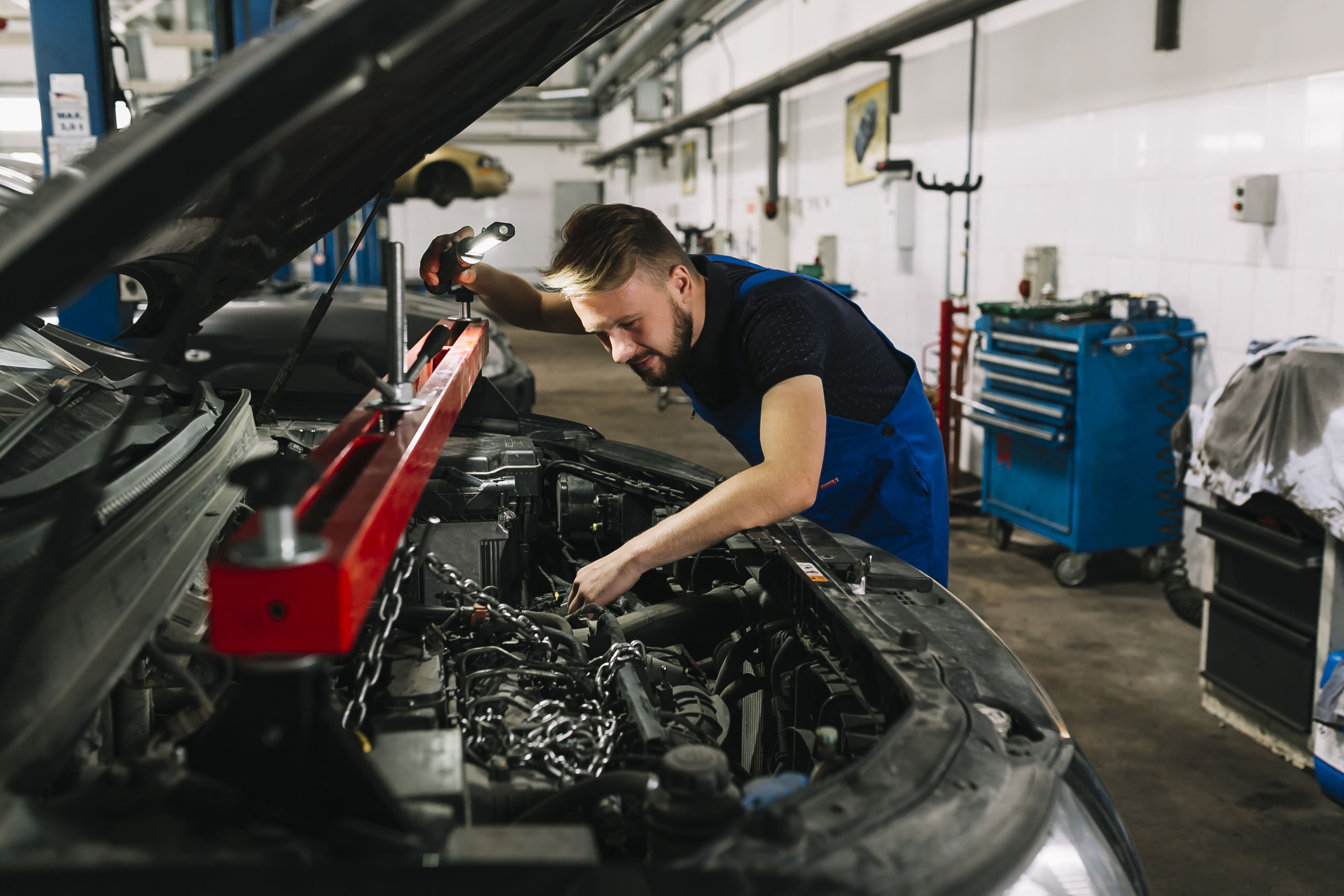 Автосервисы ремонт в кредит. Mechanics. Ремонтный автомобиль. Машина в автосервисе. Ремонтная мастерская автомобилей.